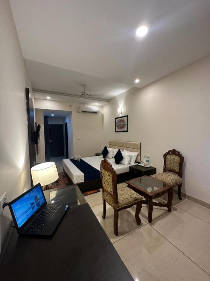 Jb Residency Zirakpur !! Top Rated & Most Awarded Property In Zirakpur Hotel Eksteriør billede
