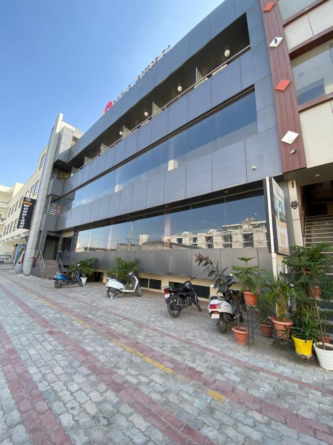 Jb Residency Zirakpur !! Top Rated & Most Awarded Property In Zirakpur Hotel Eksteriør billede