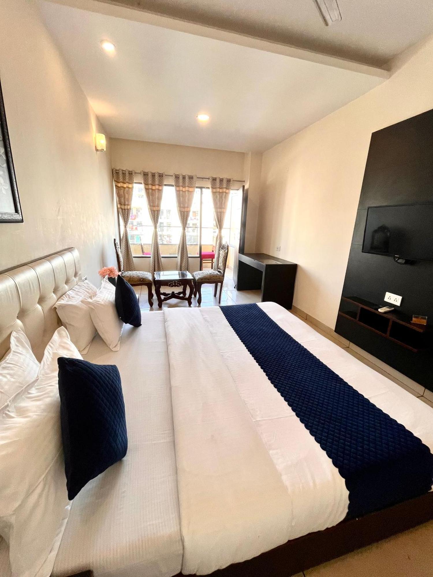 Jb Residency Zirakpur !! Top Rated & Most Awarded Property In Zirakpur Hotel Eksteriør billede